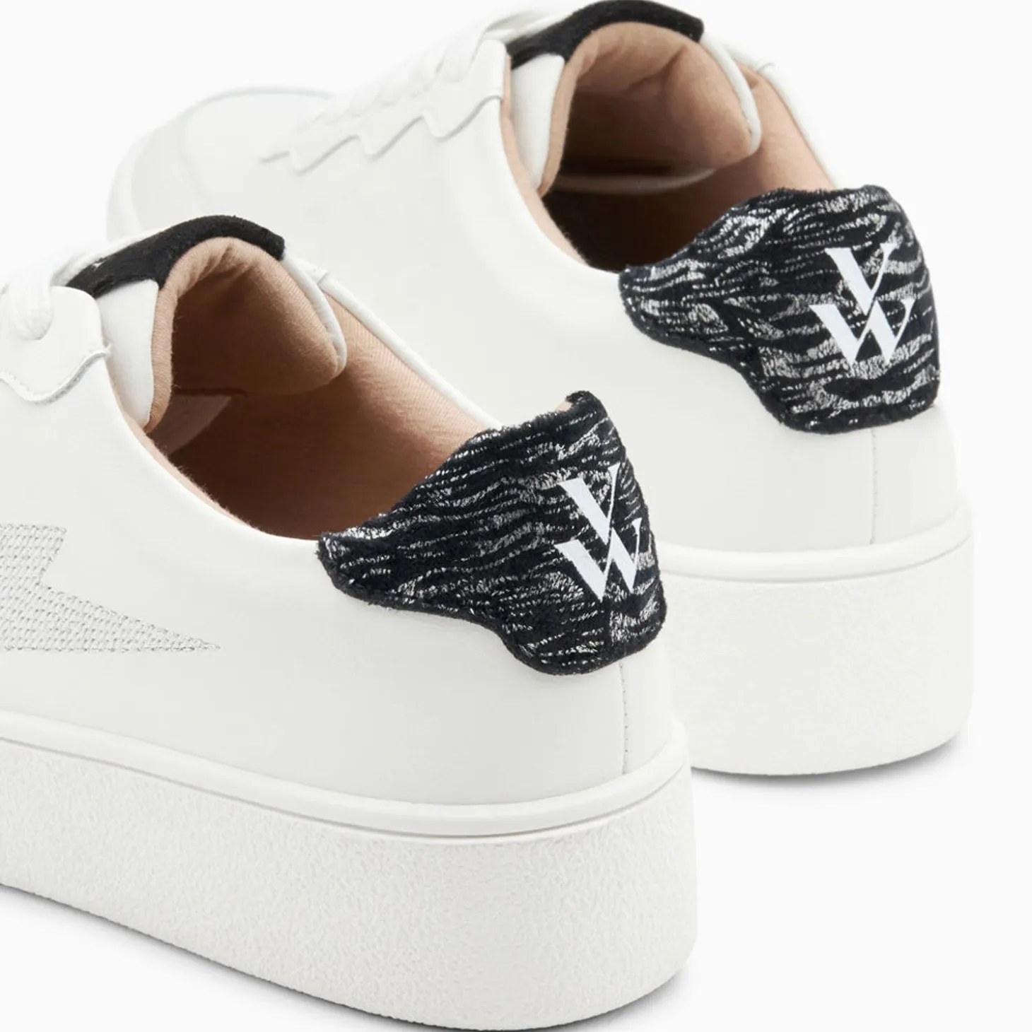 Baskets Eclair Carolane Blanc Et Noir Imprime Zebre A Lacets