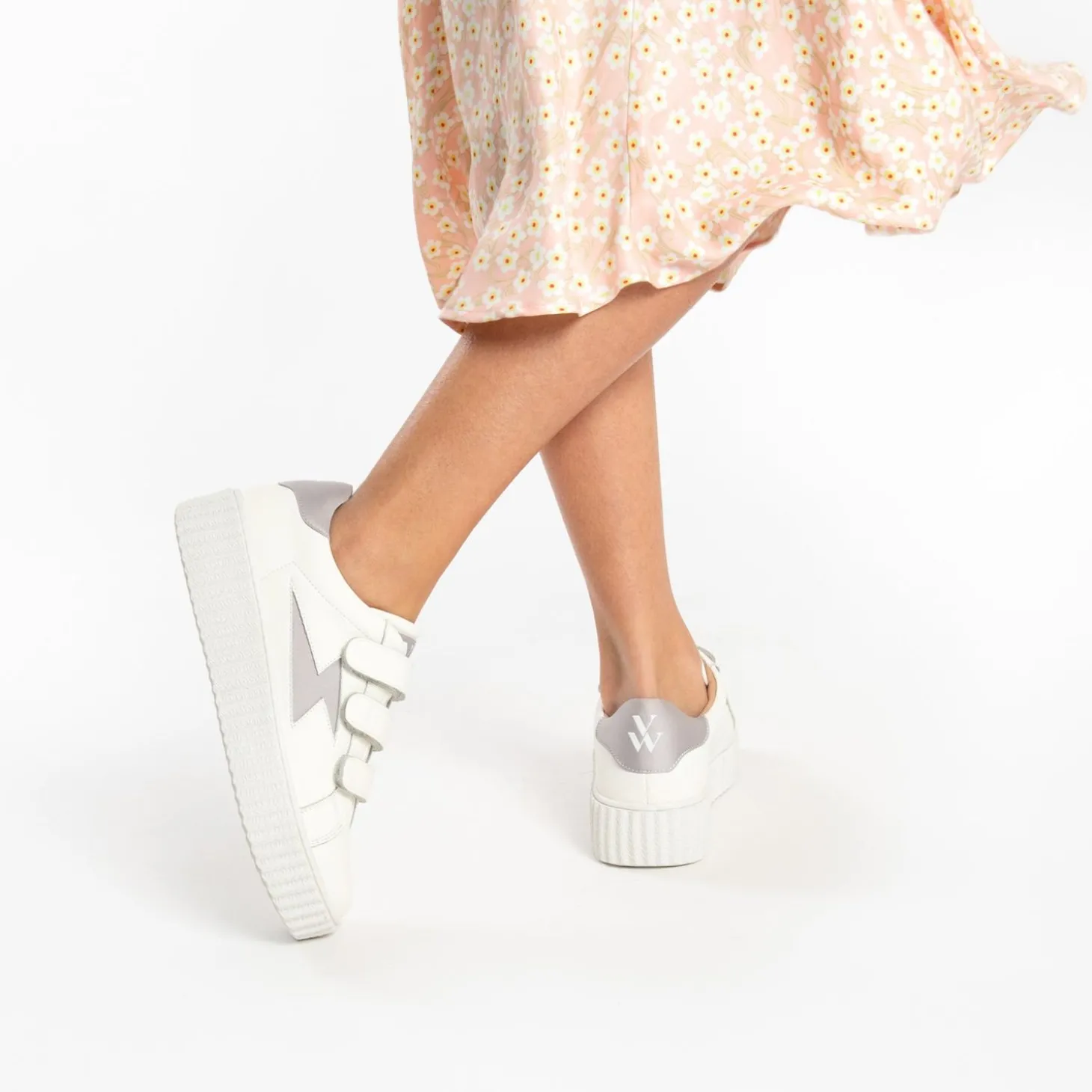 Baskets Eclair Larissa Blanches A Details En Satin Taupe