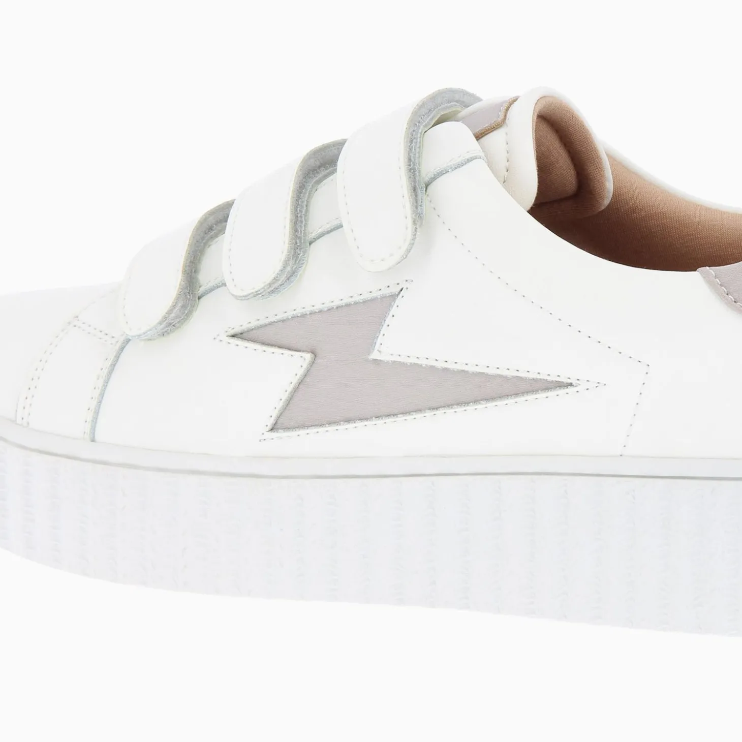 Baskets Eclair Larissa Blanches A Details En Satin Taupe
