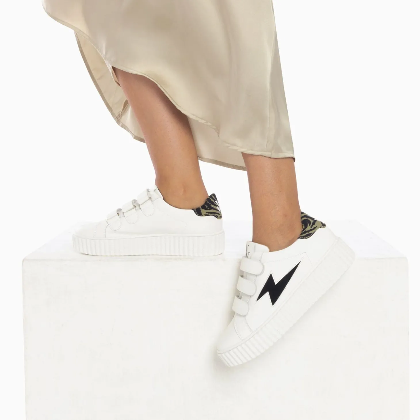 Baskets Eclair Susan Blanc Et Noir A Scratchs