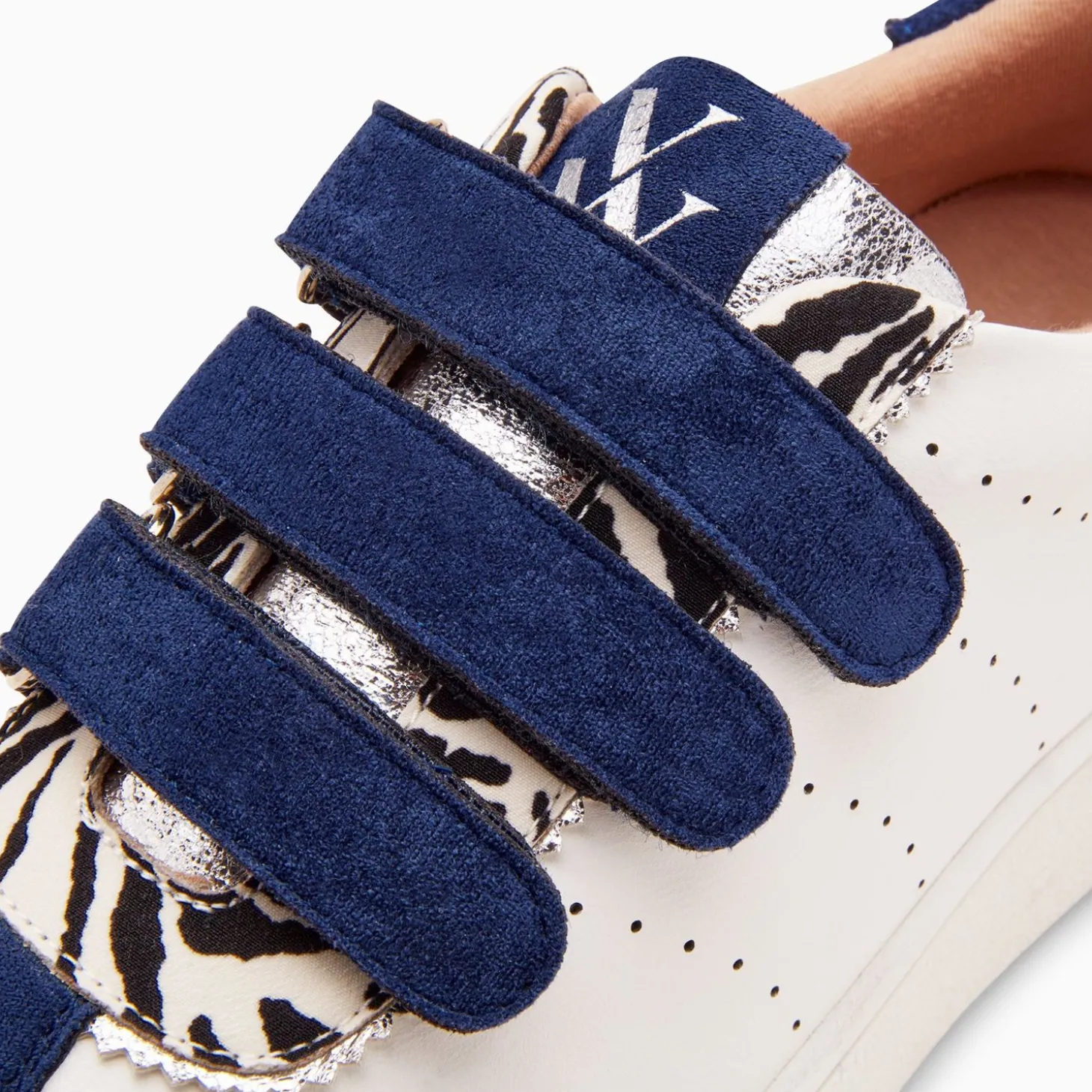 Baskets Marie Blanc Et Bleu Marine A Scratchs