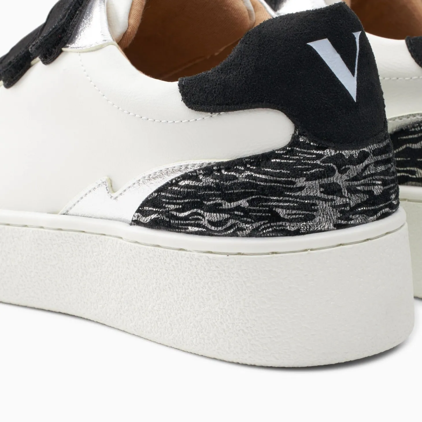 Baskets Nahia Blanc Et Argent A Scratchs Noirs
