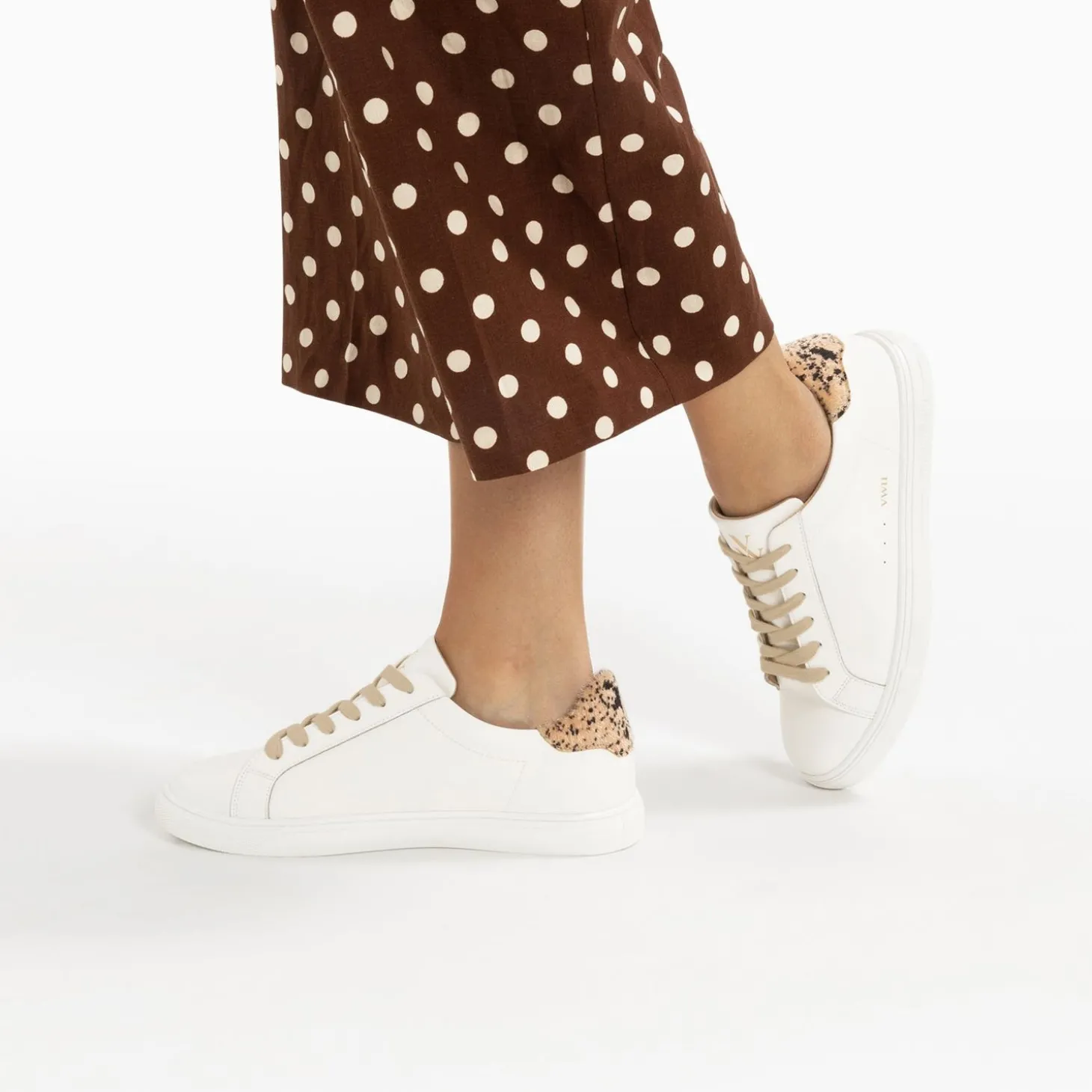 Baskets Steph Blanc Et Imprime Guepard A Lacets Beiges