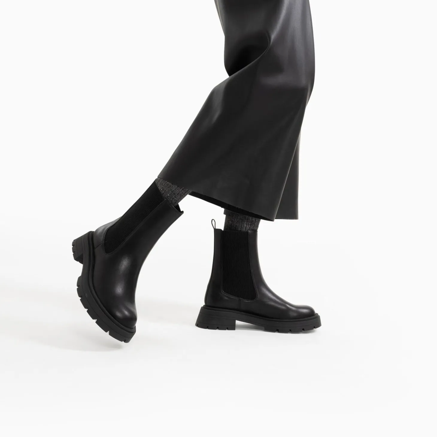 Bottines Chelsea Phoebe Noires A Semelle Oversize
