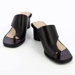 Mules Cyrielle Noires Passe-Pouce A Talon Rond