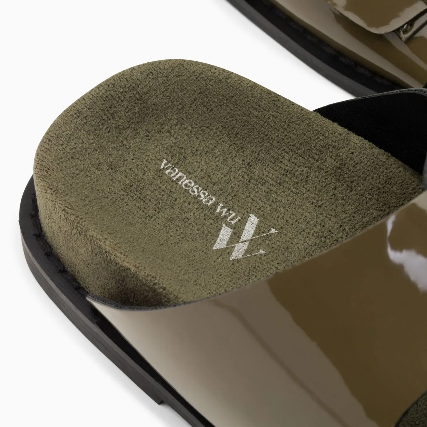 Mules Plates Celia Kaki Verni A Boucles Oversize
