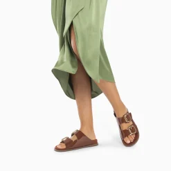 Mules Plates Celia Marron Verni A Boucles Oversize