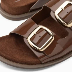 Mules Plates Celia Marron Verni A Boucles Oversize