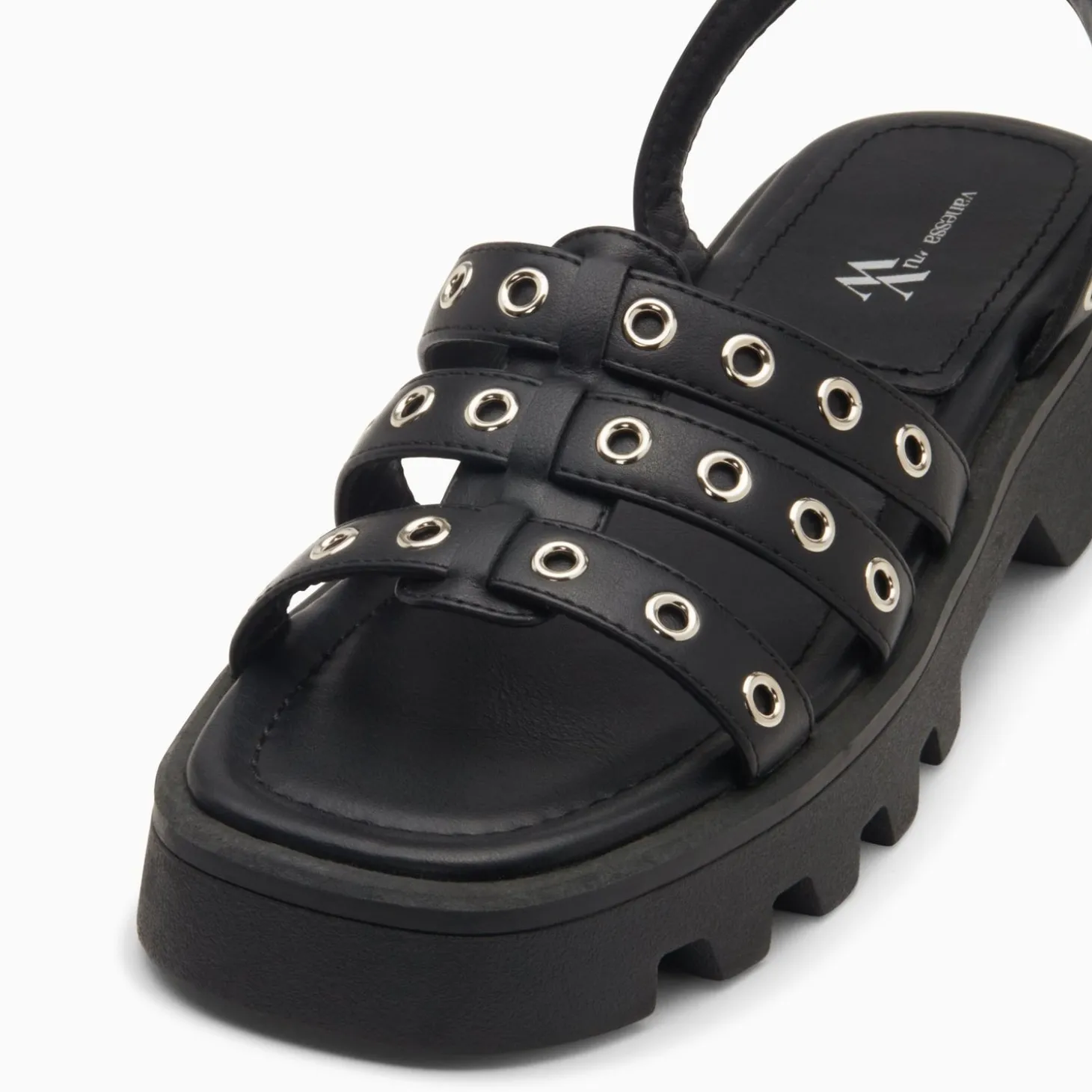Sandales Inaya Noires A Oeillets Et Plateforme Crantee