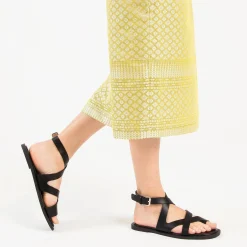 Sandales Plates Magali Noires A Passe-Pouce