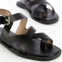 Sandales Plates Magali Noires A Passe-Pouce